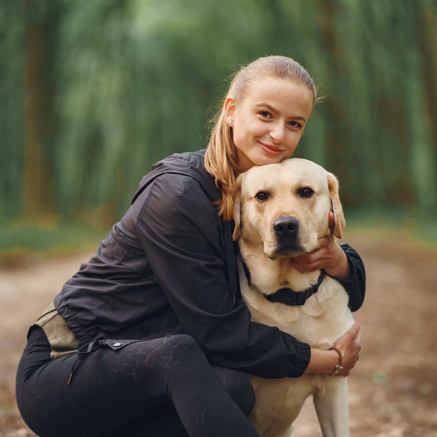 vrouw met haar mooie hond