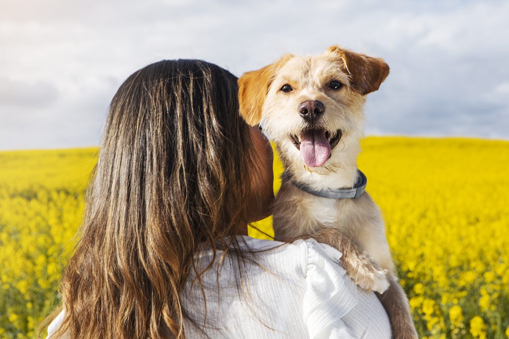 jonge vrouw met een blije hond